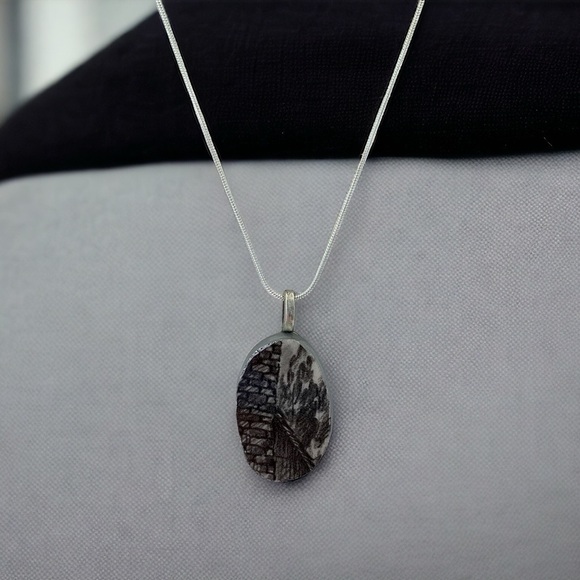 One of a kind broken china necklace - Picture 4 of 11